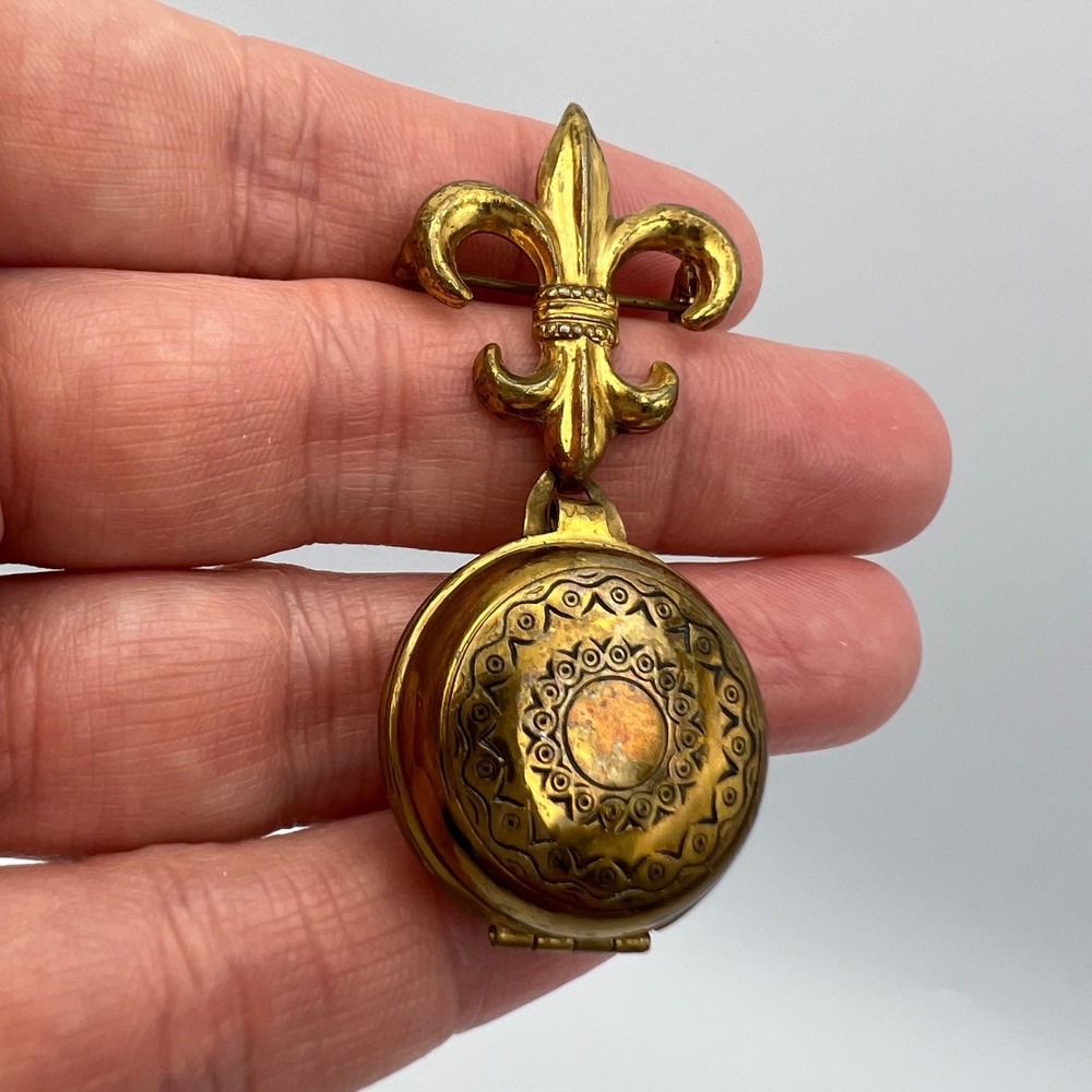 Vintage Fleur De Lis Locket Brooch Gold Tone Round Dangle Photo Sweetheart - Picture 3 of 9
